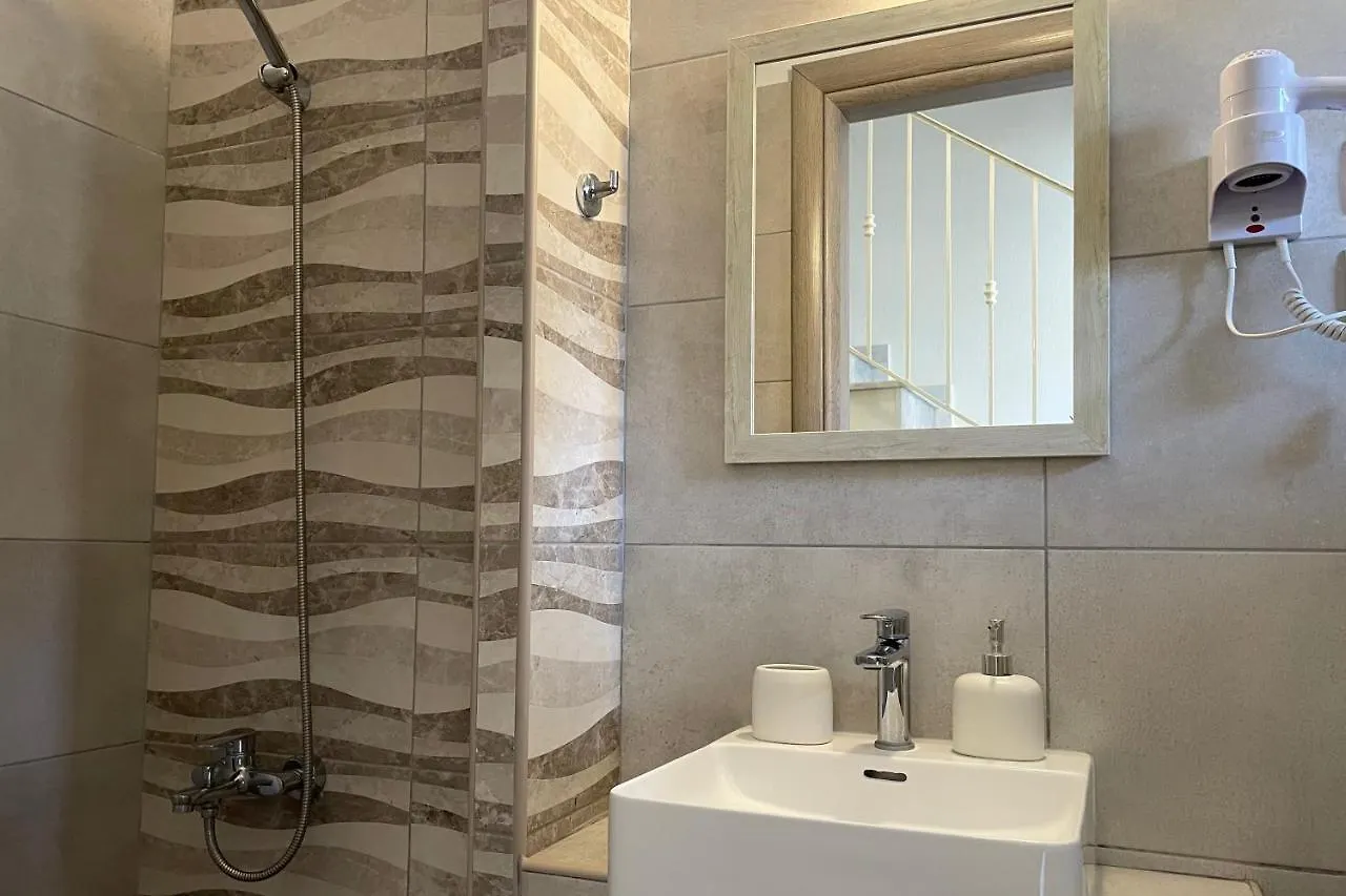 Royals Apartments 2 Νικήτη 0*,  Ελλάδα